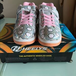 Heelys women’s ' puppy paws Silver and Pink wheeled Sneakers size 7